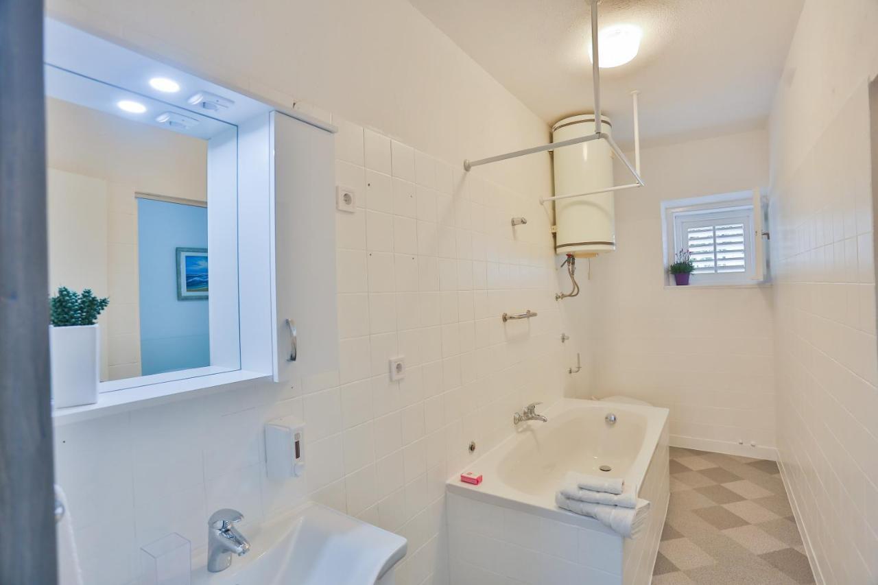 Guesthouse On The Beach Baska Voda Bagian luar foto