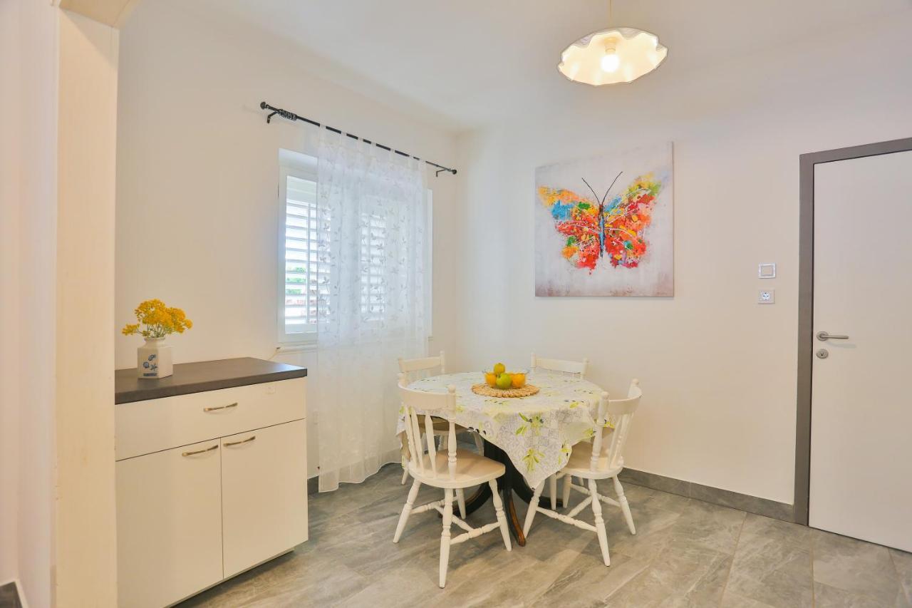 Guesthouse On The Beach Baska Voda Bagian luar foto