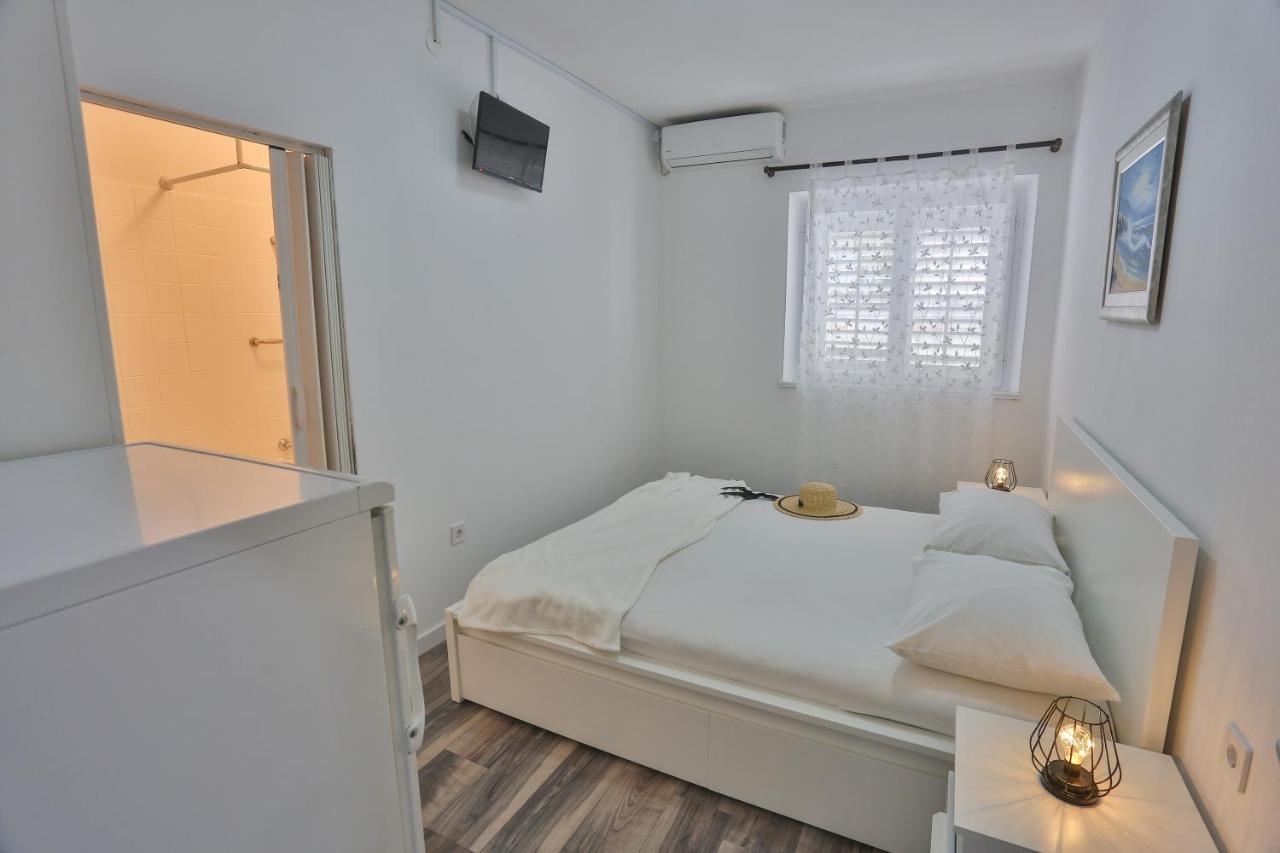 Guesthouse On The Beach Baska Voda Bagian luar foto