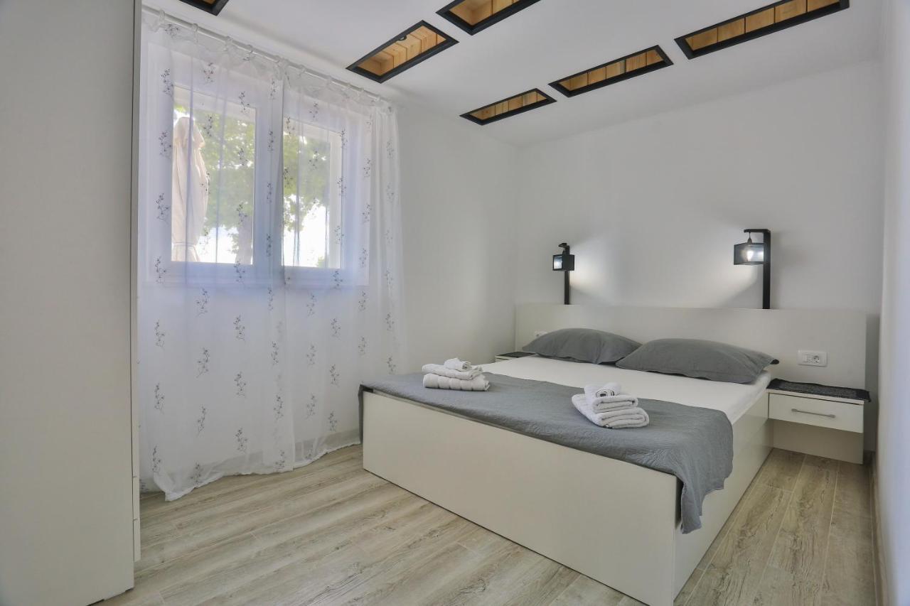Guesthouse On The Beach Baska Voda Bagian luar foto